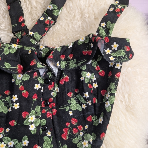 COLLECTIF EMILIA WILD STRAWBERRIES  FRILL TOP SIZE SMALL - Picture 2 of 5